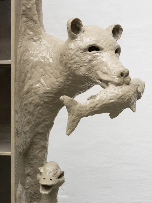 Nuri Koerfer - Regal (Bär mit Fisch) - Lodovico Corsini Gallery